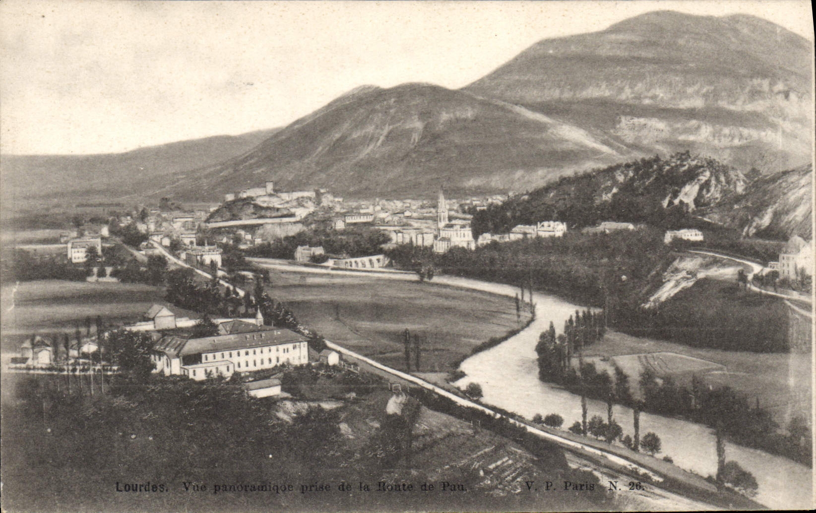 CPA Lourdes Vue panoramique prise de la Route du Pau 