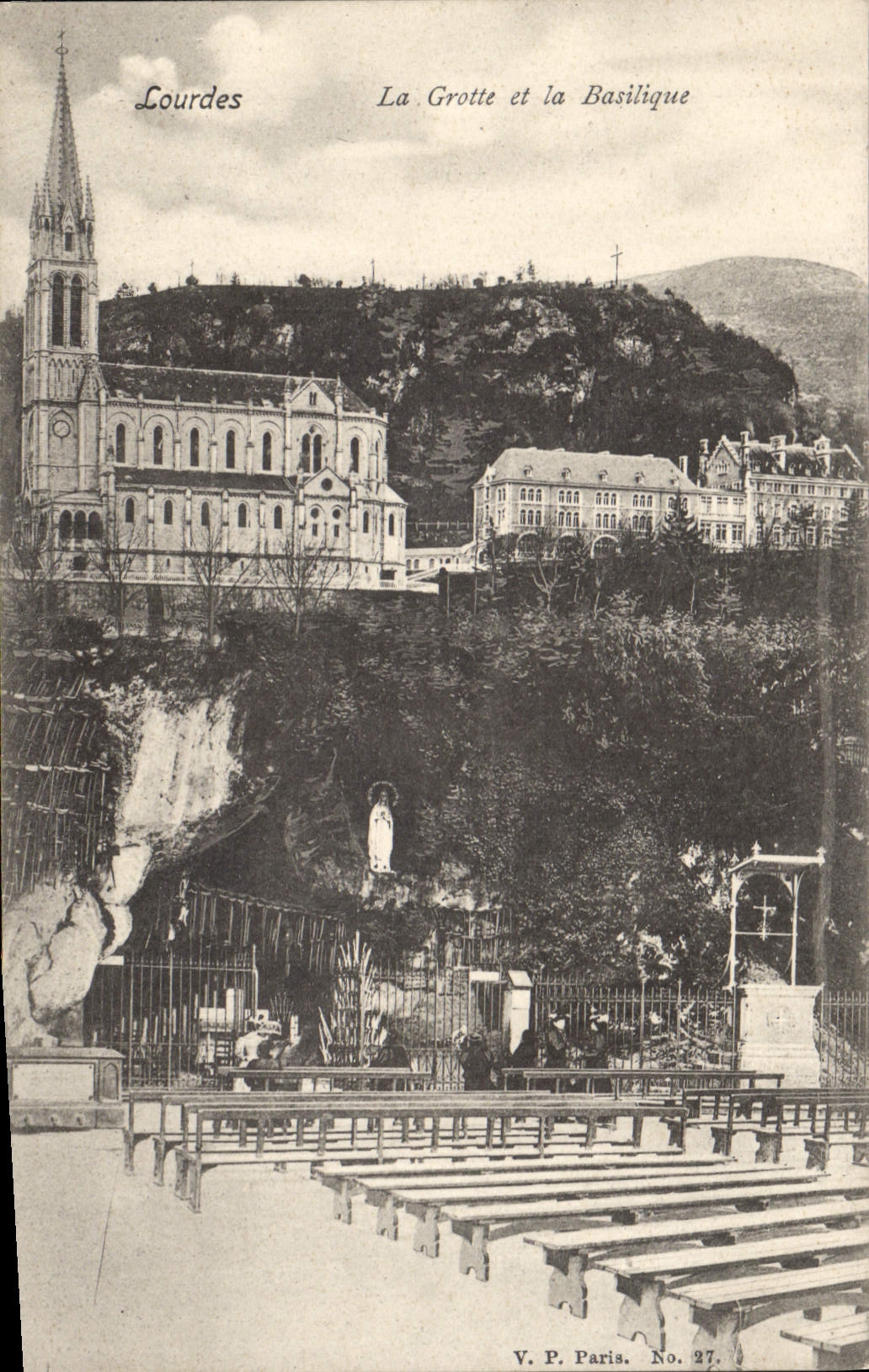 CPA Lourdes La Grotte et la Basilique 