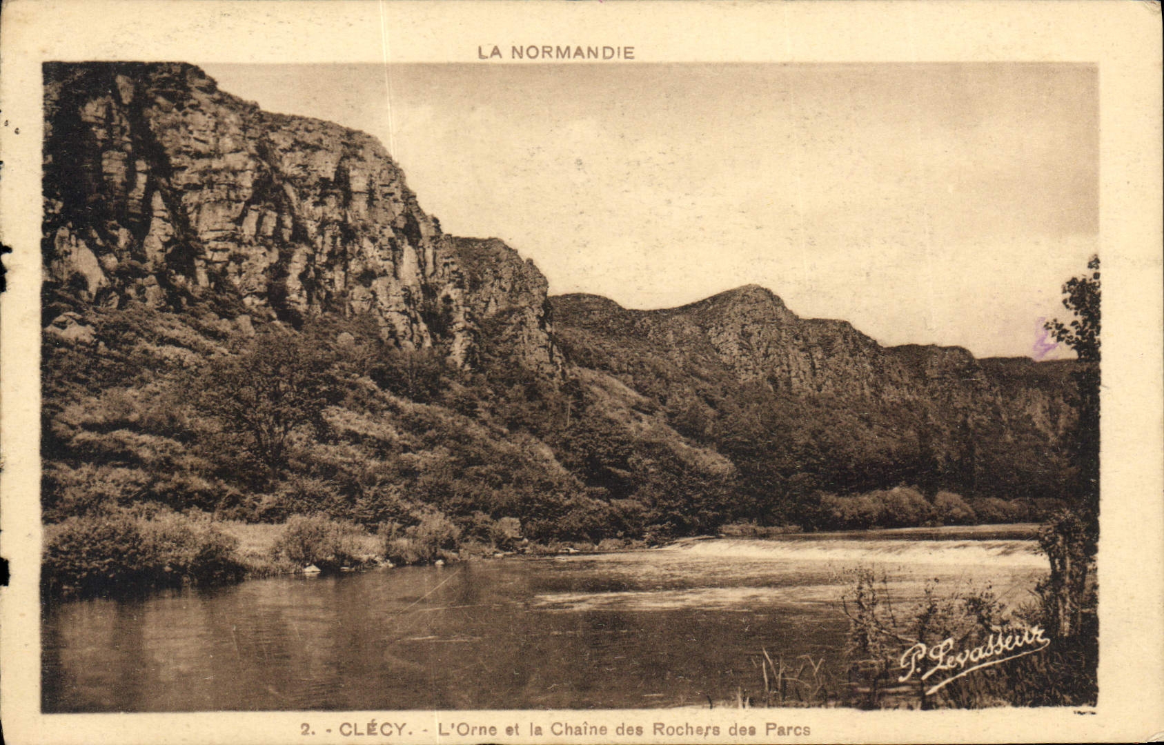 CPA Le Normandie Clecy l'Orne et le Chaine des Rochers des Parcs 