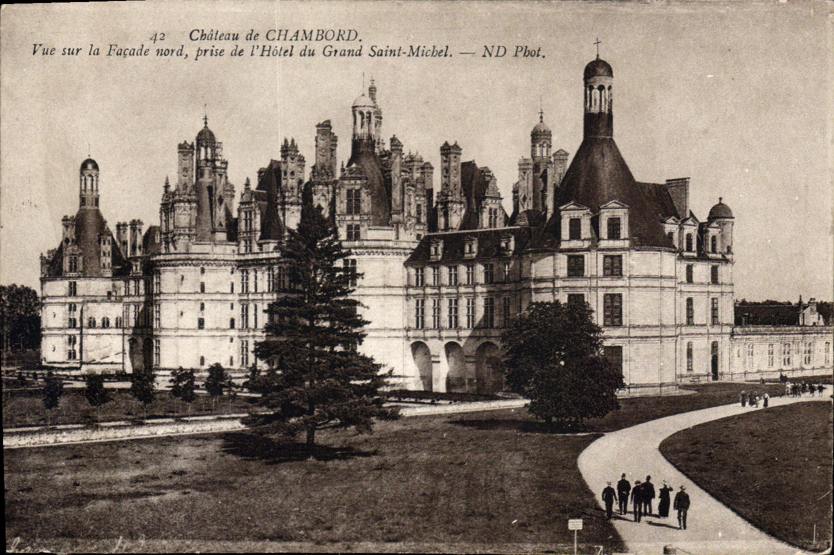 CPA Chateau de Chambord Vue sur la Facade nord prise de l'Hotel du Grand Saint Michel