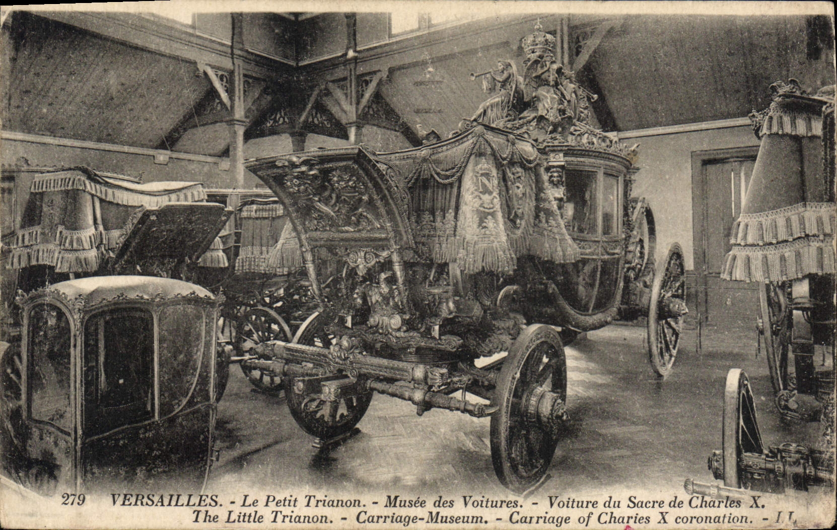 CPA Versailles Le Petit Trianon Musee des Voitures Voiture de Sacre de Charles 