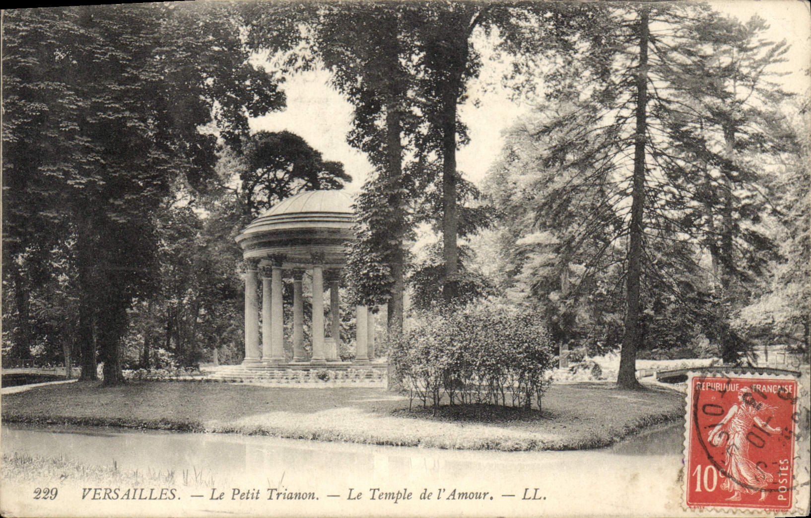 CPA Versailles Le Petit Trianon Le Temple de l'Amour 