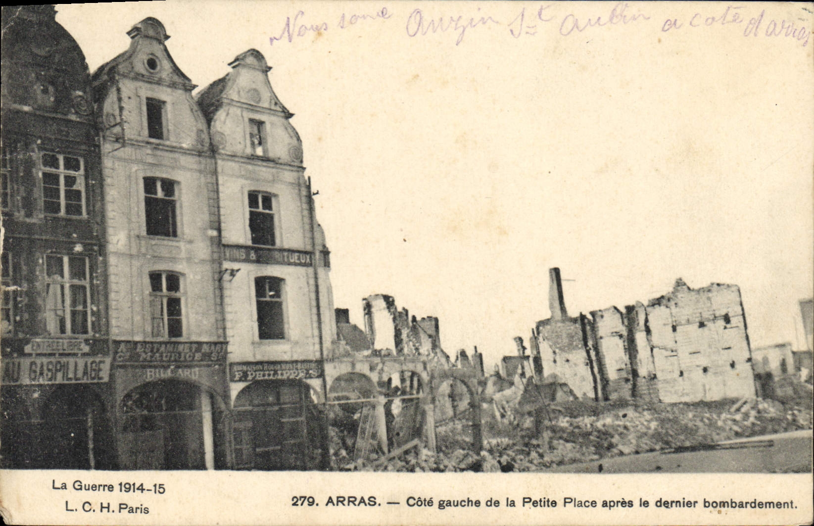CPA Arras Cote gauche de la Petite Place apres le dernier bombardement