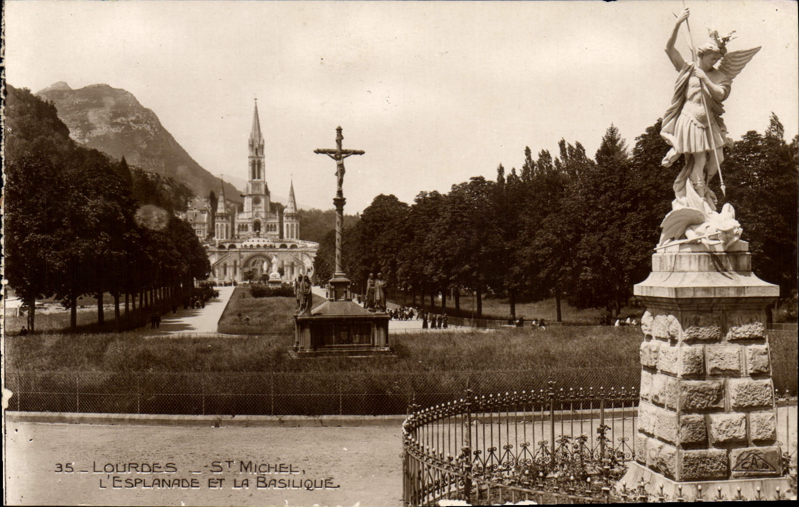 CPA Lourdes St Michel l'Esplanade et la Basilique 
