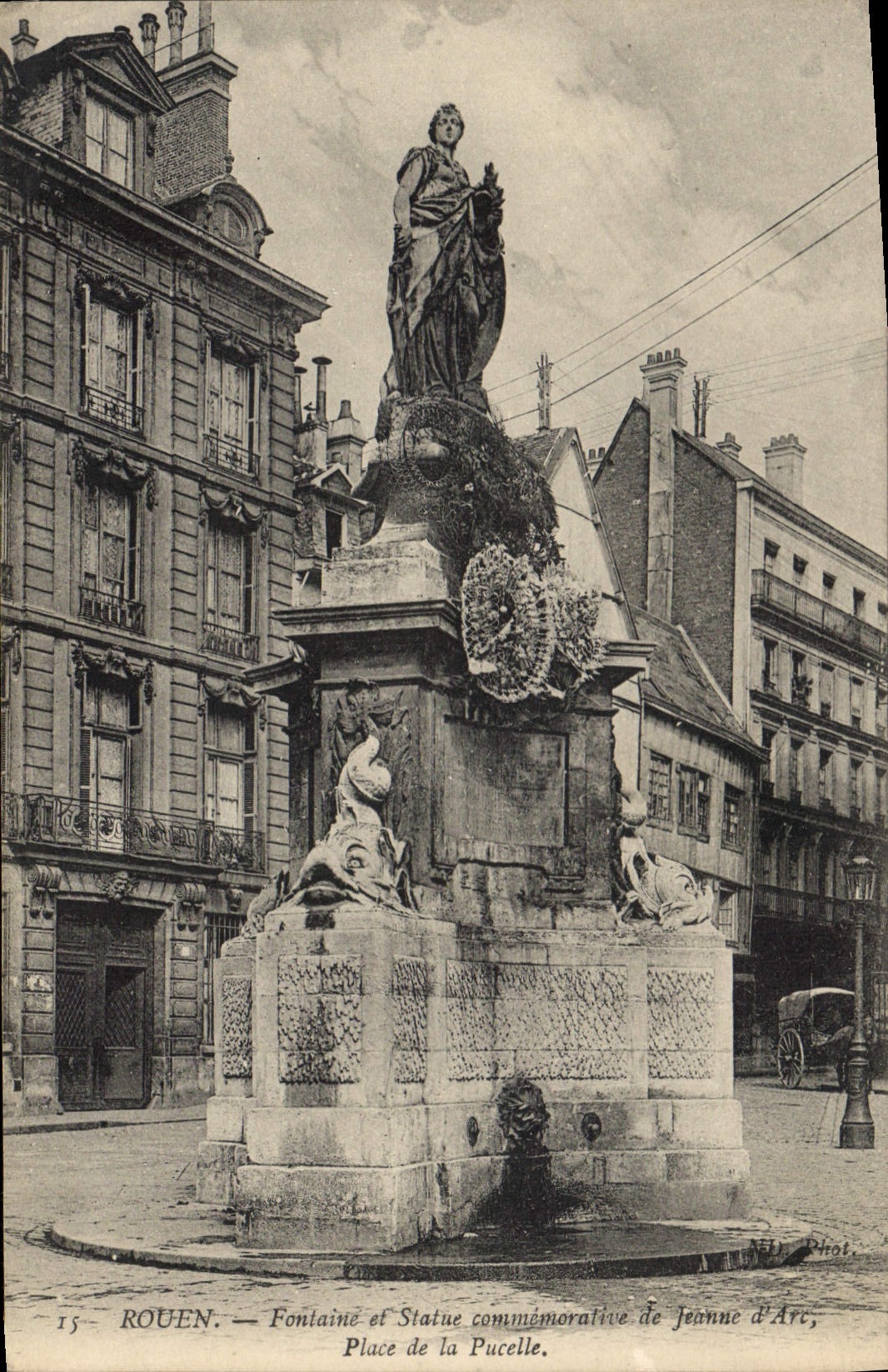 CPA Rouen Fontaine et Statue commemorative de Jeanne d'Arc Place de la Pucelle 