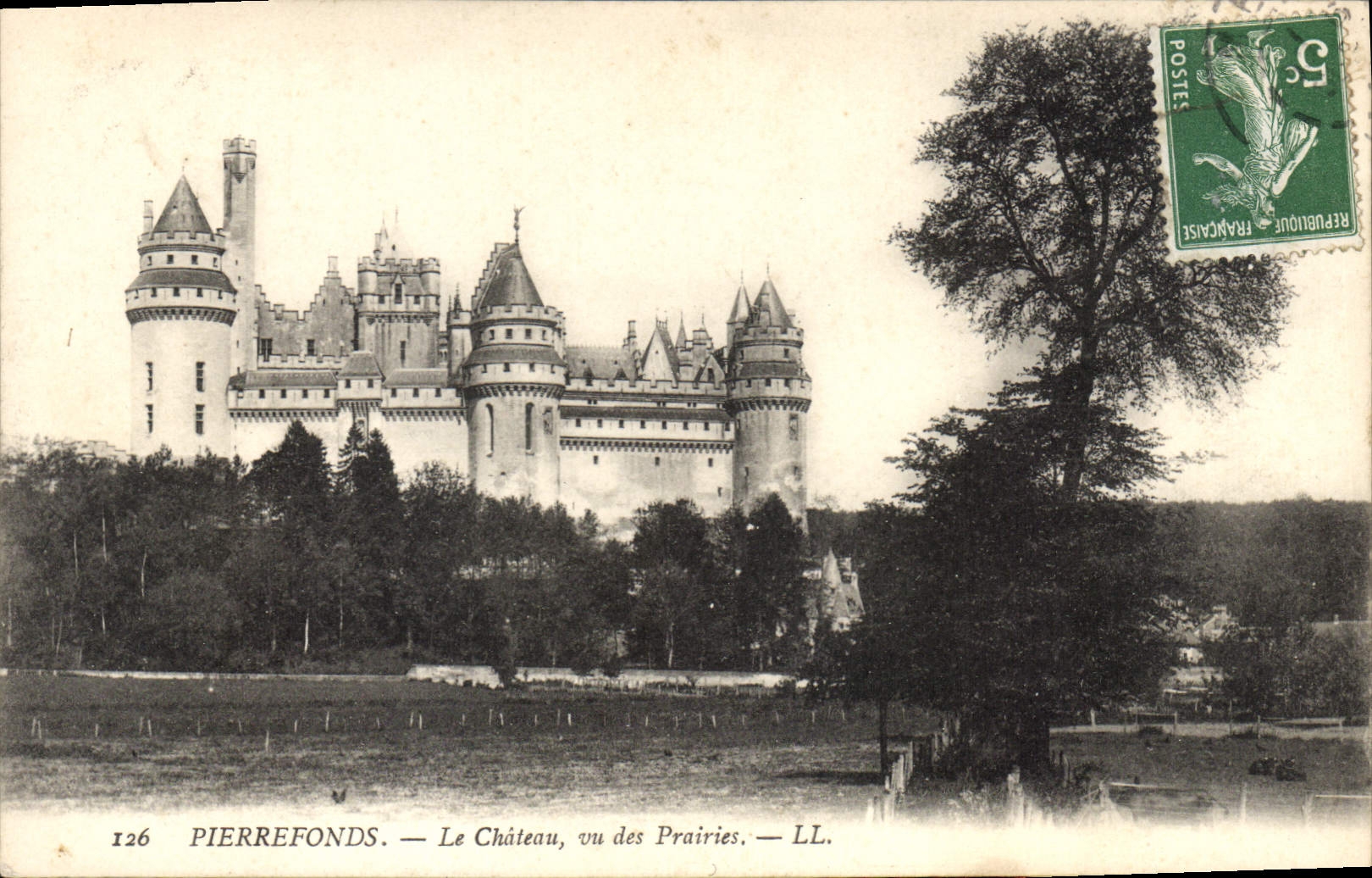 CPA Pierrefonds Le Chateau vu des Prairies 