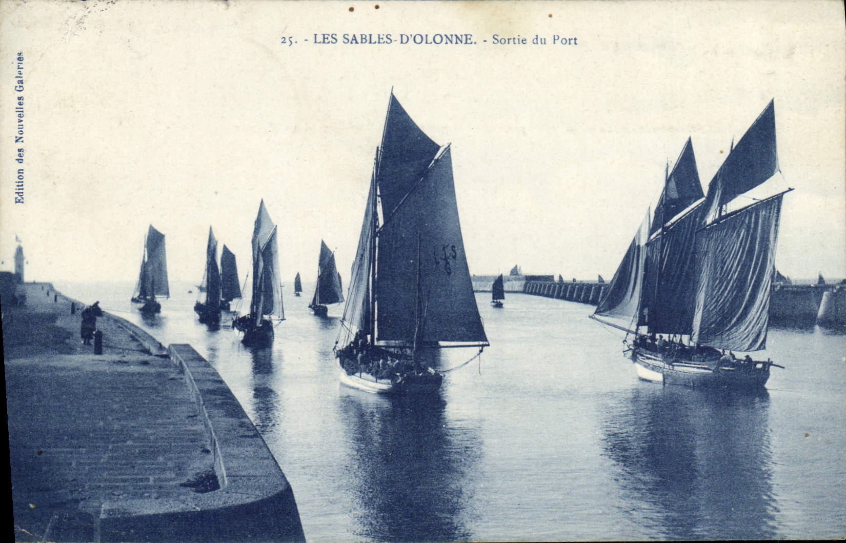 CPA Les Sables d'Olonne Sortie du Port Bateaux