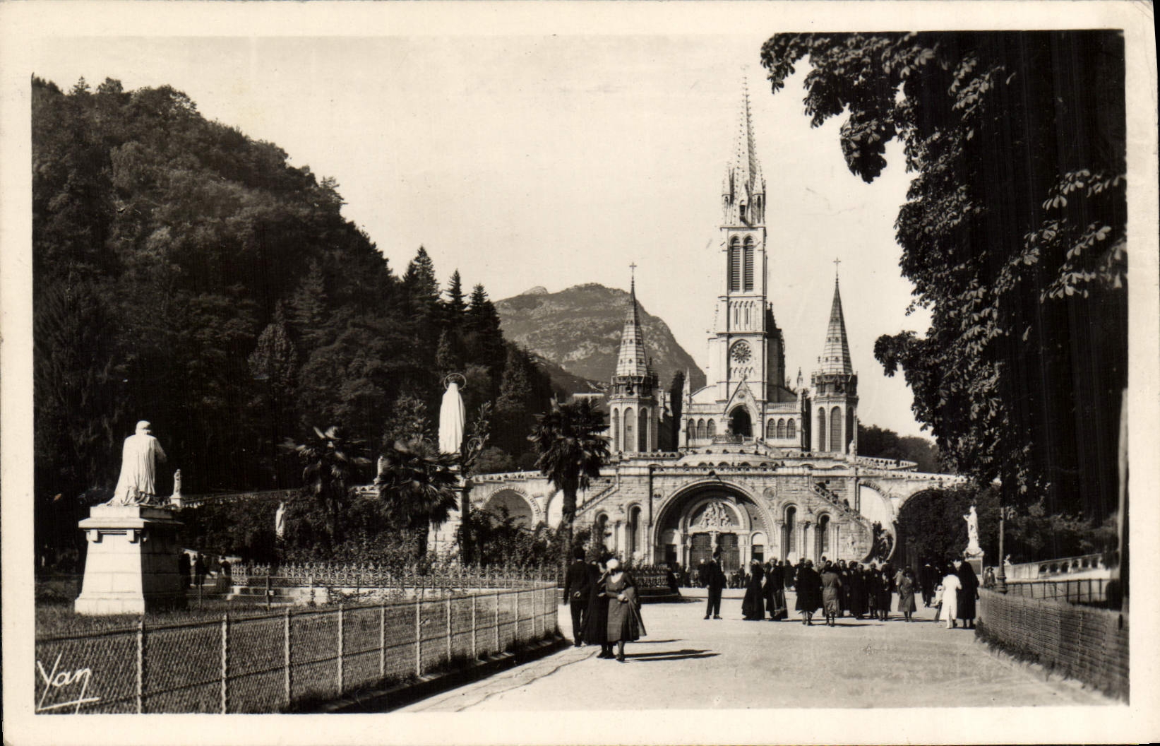 CPA Lourdes La Basilique et la Vierge couronnee 