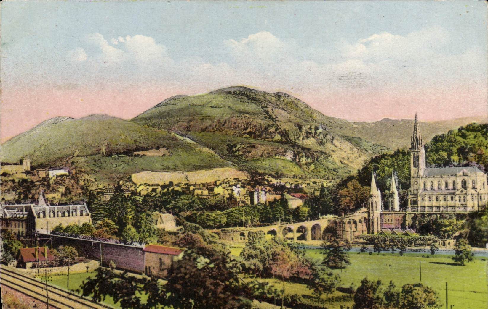CPA Les Hautes Pyrenees Lourdes Vue panoramique sur la Basilique Le Fort et le Funiculaire du Grand 