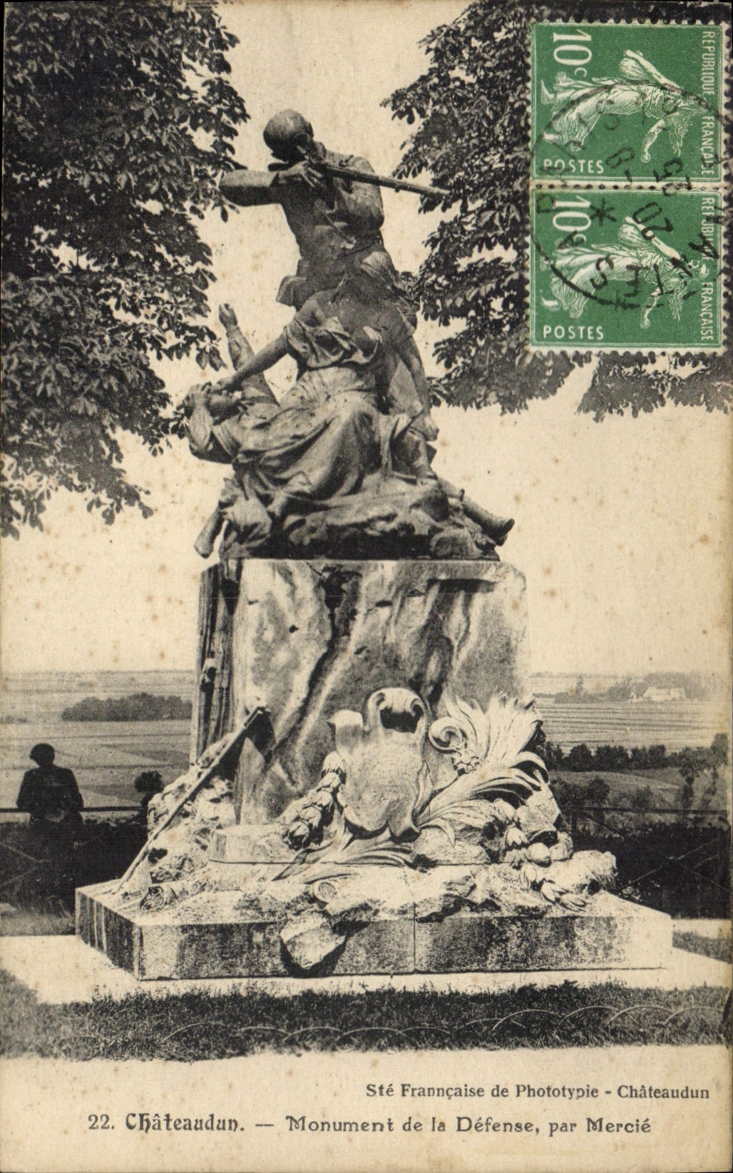 CPA Chateaudun Monument de la Defense par Mercie