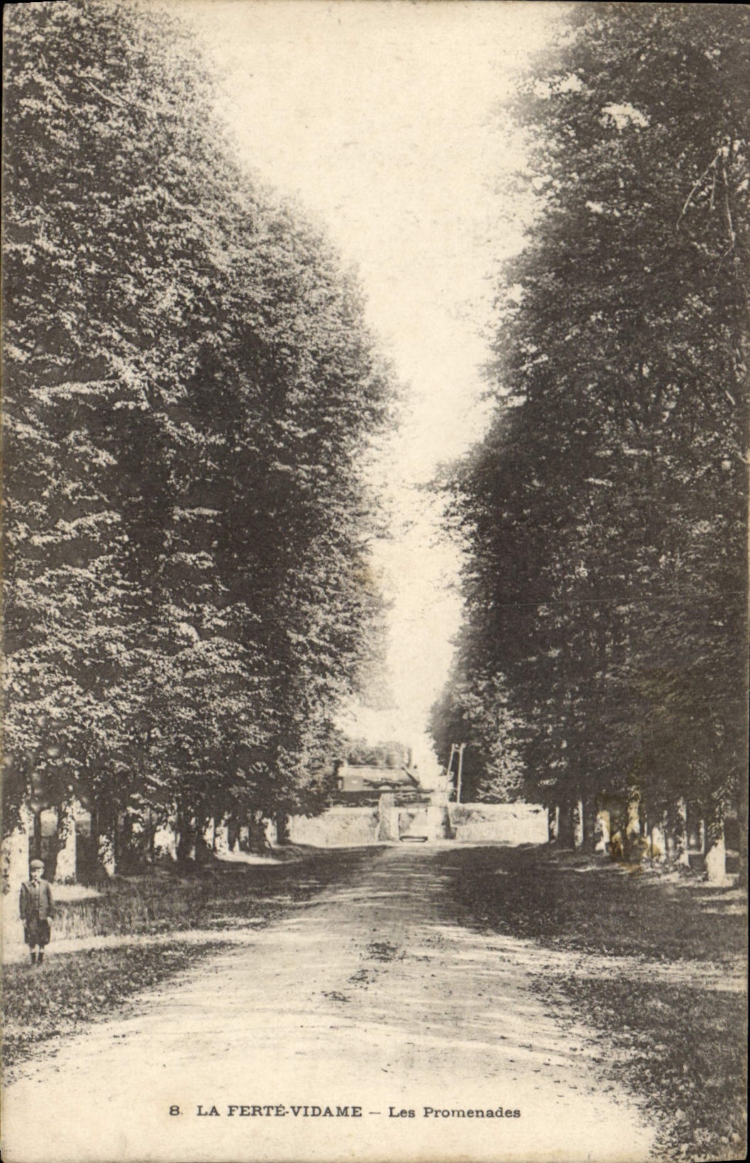 CPA La Ferte Vidame Les Promenades 