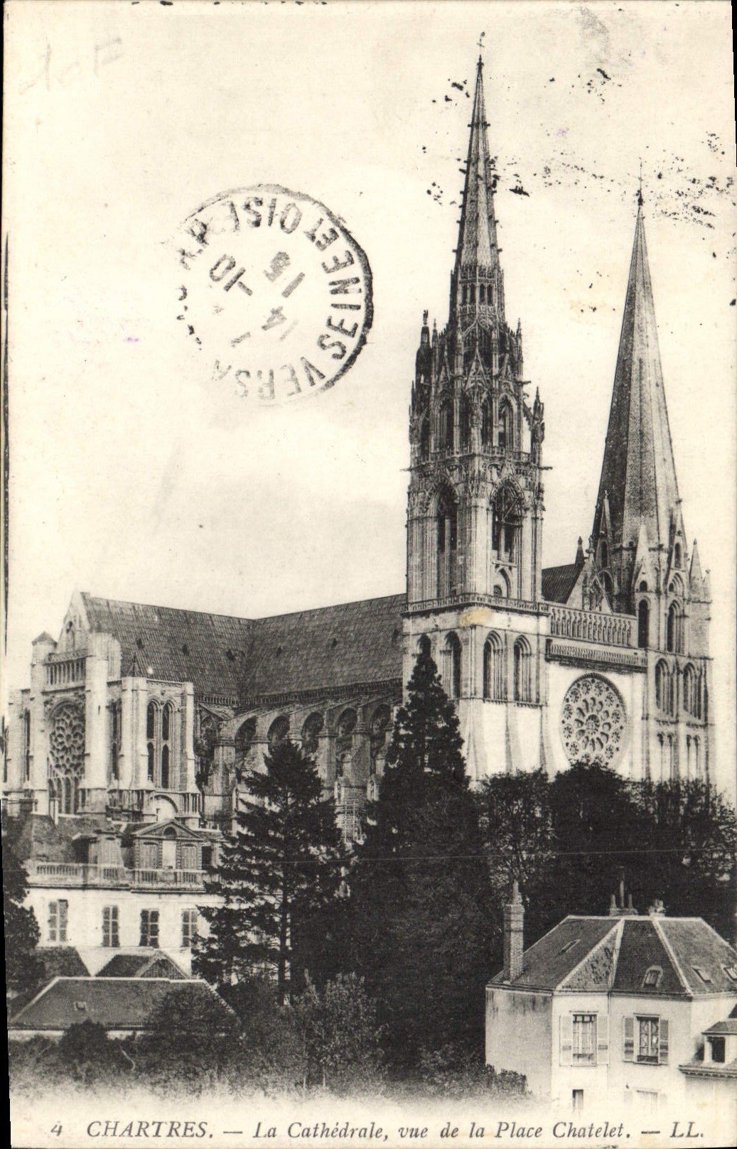 CPA Chartres La Cathedrale vue de la Place Chatelet 