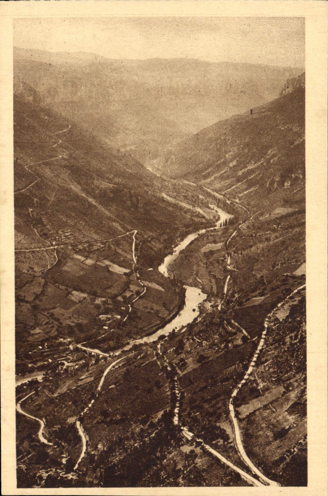 CPA Les Gorges du Tarn Les Gorges vers de la Route du Point Sublime 