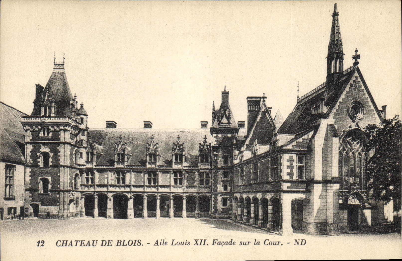 CPA Chateau de Blois Aile Louis XII facade sur la Cour