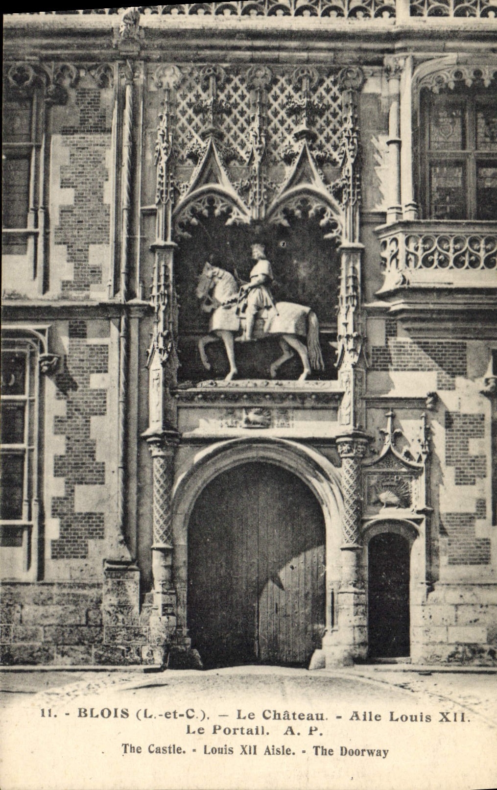 CPA Blois L et C le chateau Aile Louis XII le Portail 