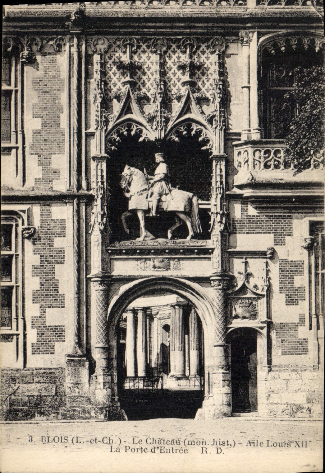 CPA Blois L et Ch le chateau mon hist Aile Louis XII la Porte d'entree 