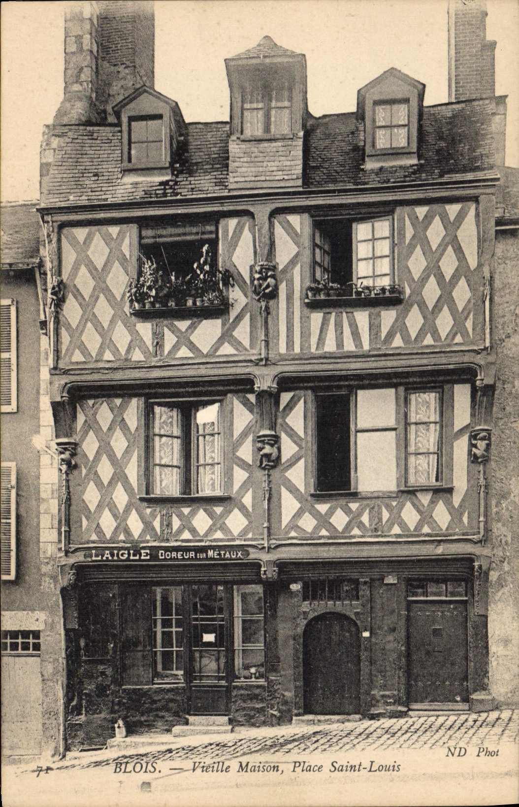 CPA Blois Vieille Maison Place Saint Louis Laigle Doreur de metaux