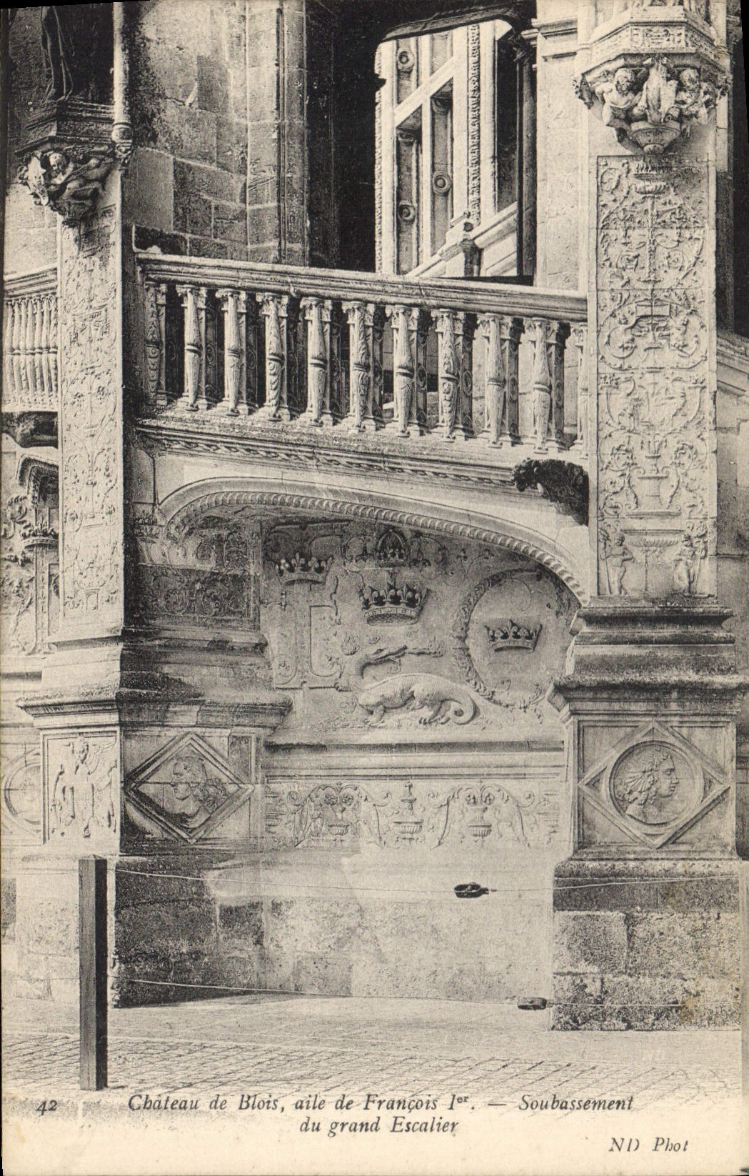 CPA Chateau de Blois aile de Francois Ier Soubassement du Grand Escalier 