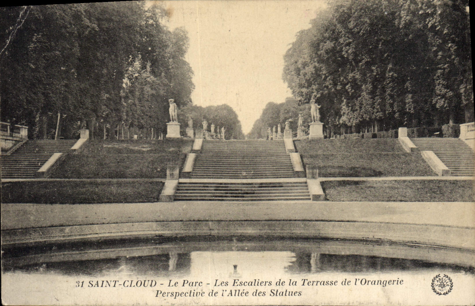 CPA Saint Cloud le Parc les Escaliers de la Terrasse de l'Orangerie Perspective de l'Allee des Statu