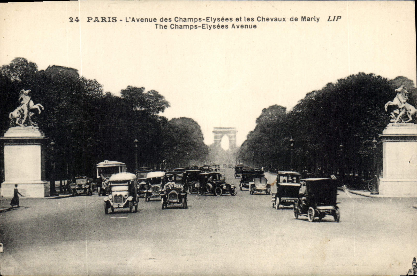 CPA Paris l'Avenue des Champs Elysees et le Chevaux de Marly 