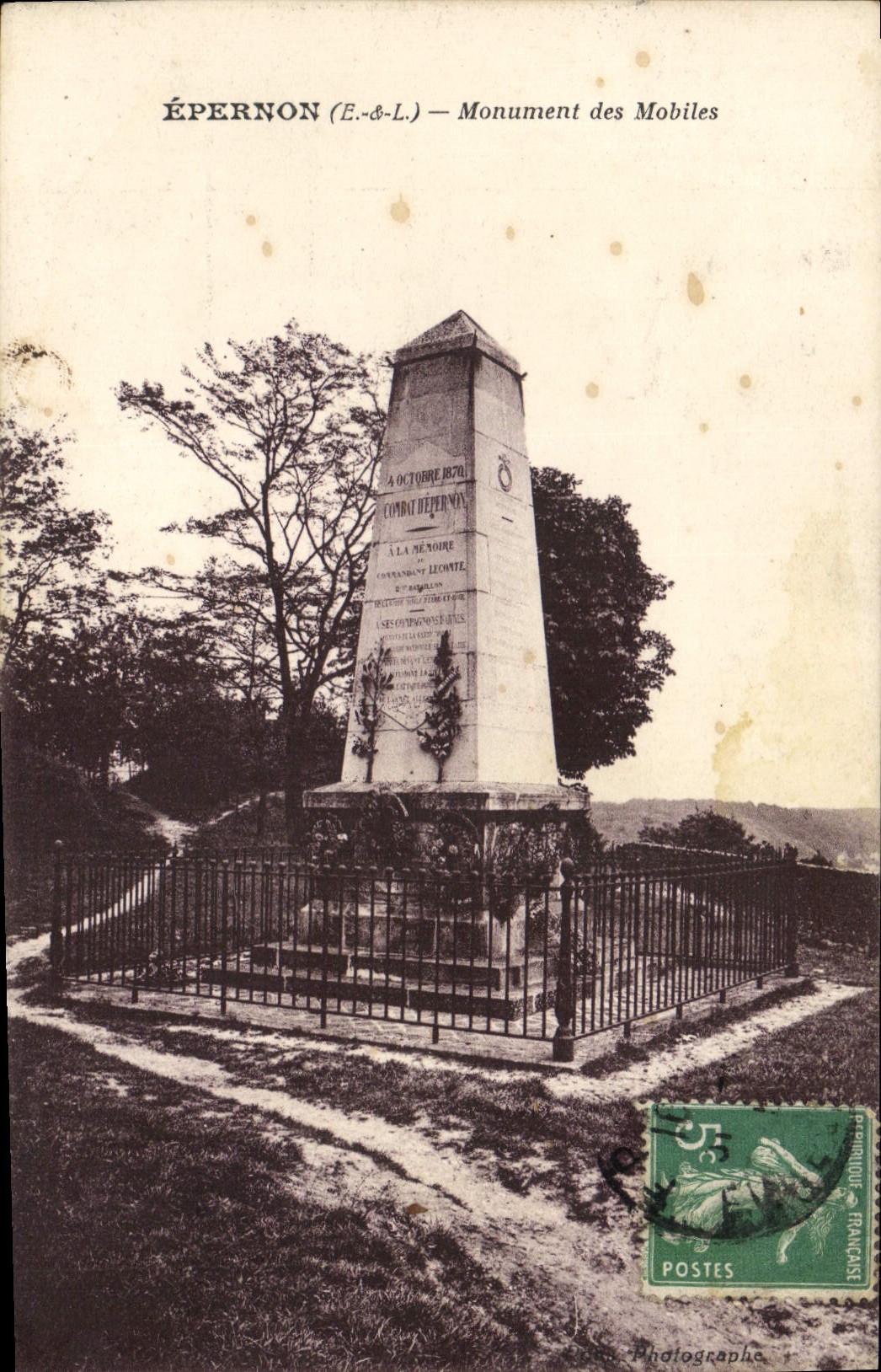 CPA Epernon E et L Monument des Mobiles 