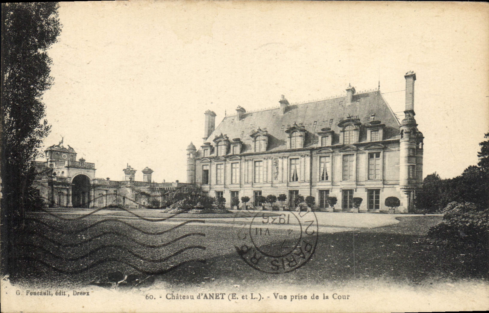 CPA Chateau d'Anet E et L vue prise de la Cour