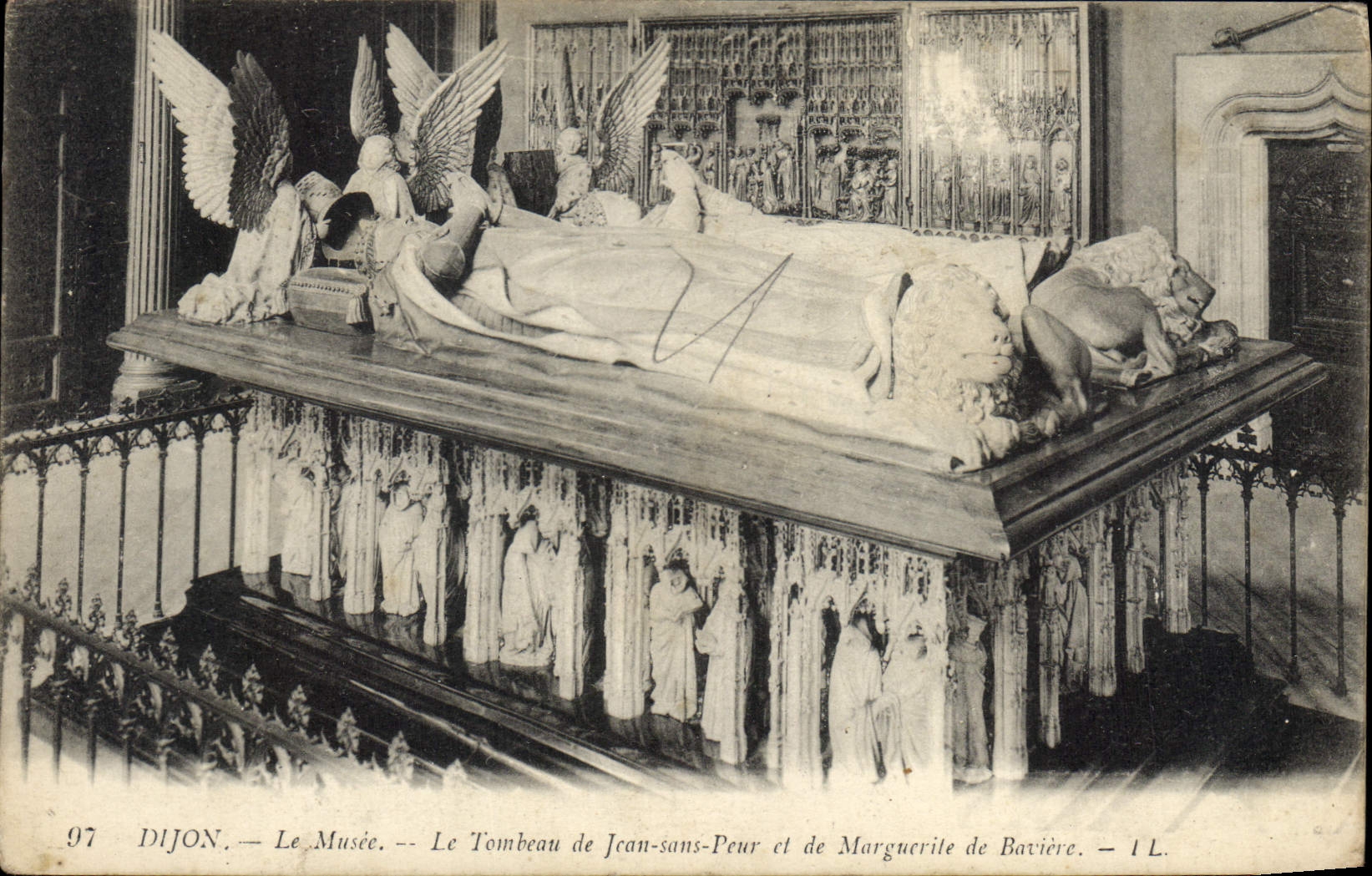 CPA Dijon Le Musee Le Tombeau de Jean sans Peur et lde Marguerite de Baviere 