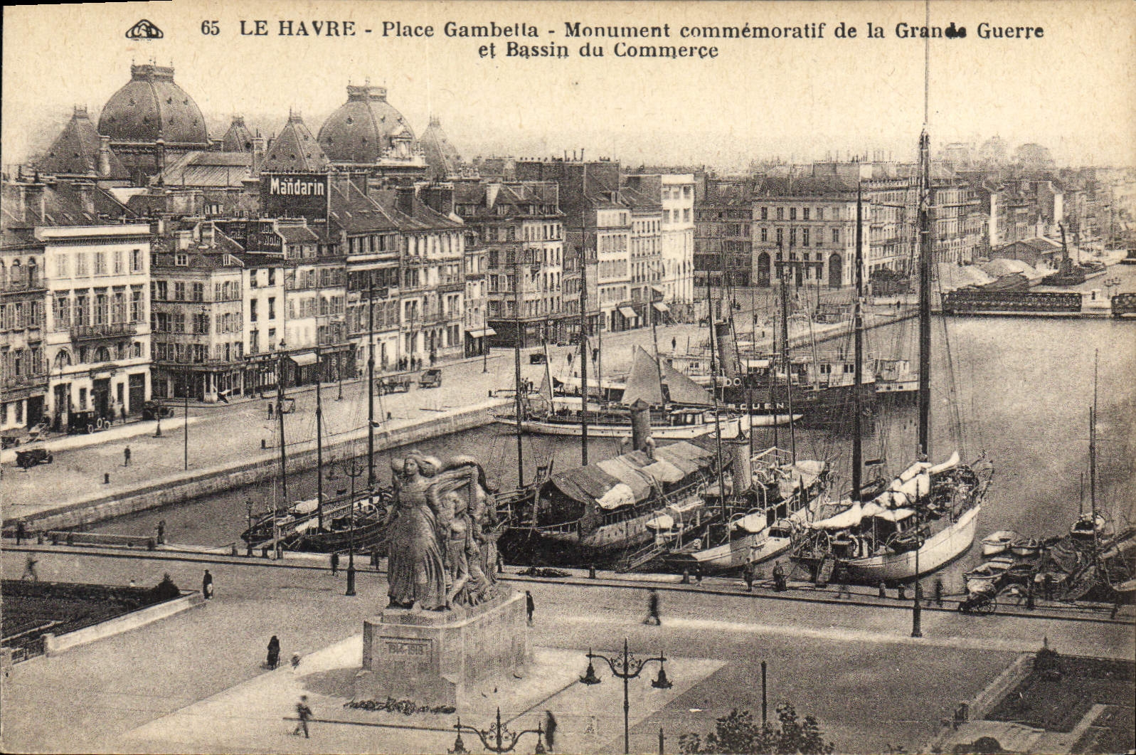 CPA Le Havre Place Gambetta Monument commemoratif de la Grande Guerre et Bassin du Commerce Bateaux