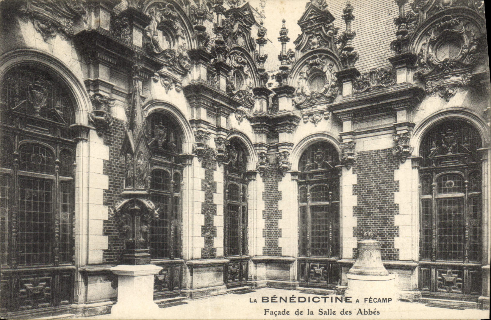 CPA La Benedictine a Fecamp Facade de la Salle des Abbes