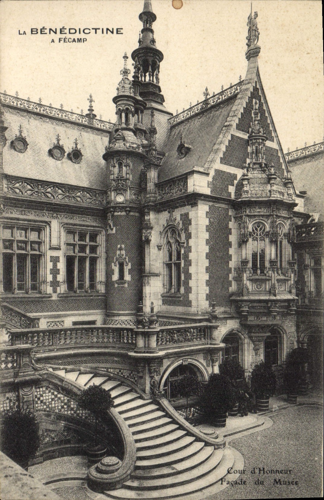 CPA La Benedictine a Fecamp Cour d'Honneur facade du Musee