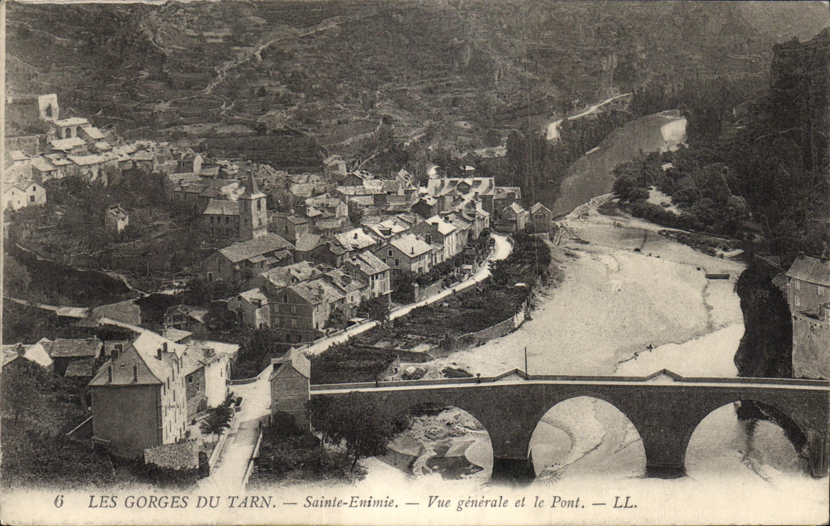 CPA Les Gorges du Tarn Sainte Enimie vue generale et le Pont