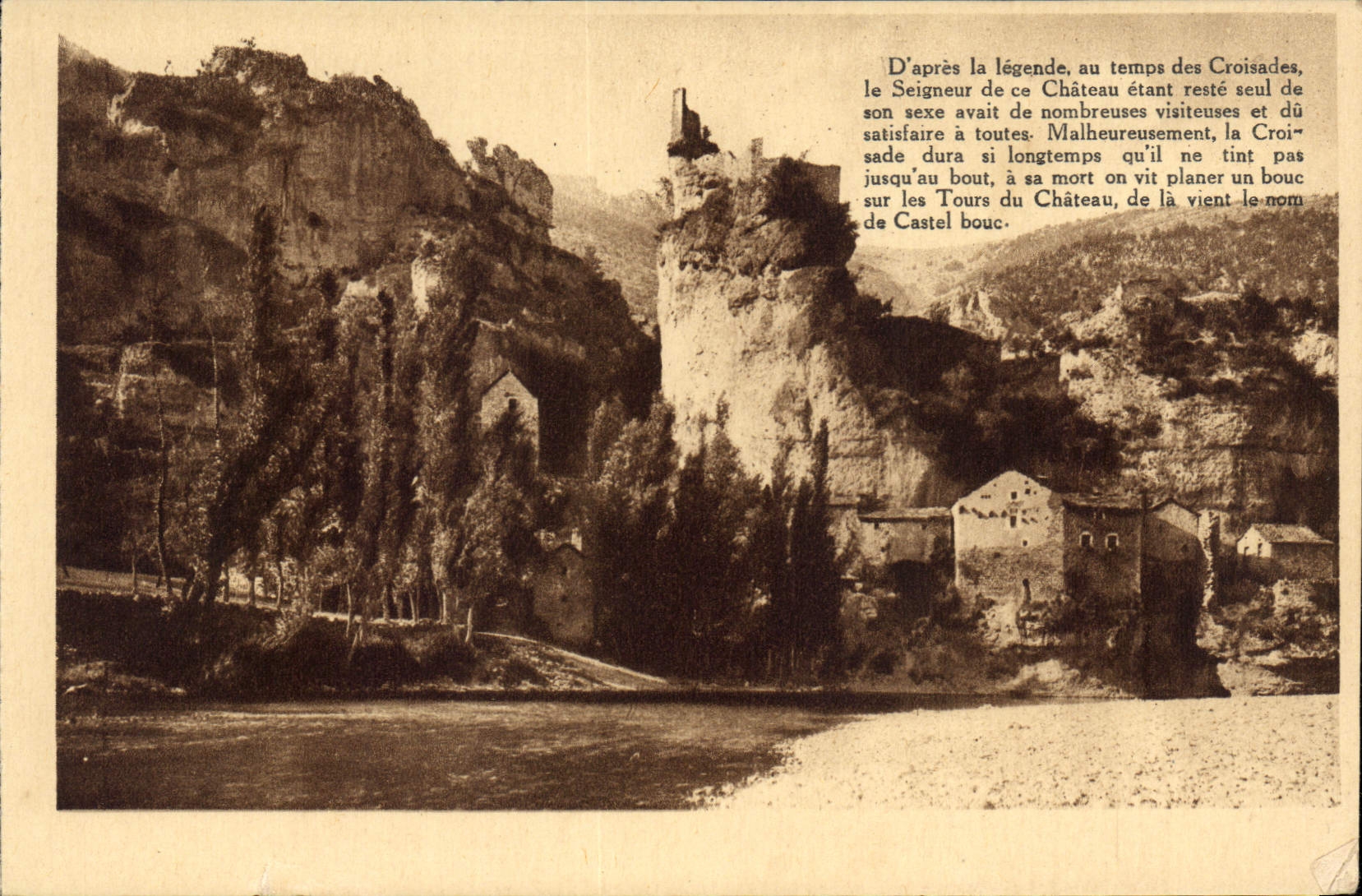 CPA Les Gorges du Tarn Castelbouc vue s'ensemble et le vieux Chateau