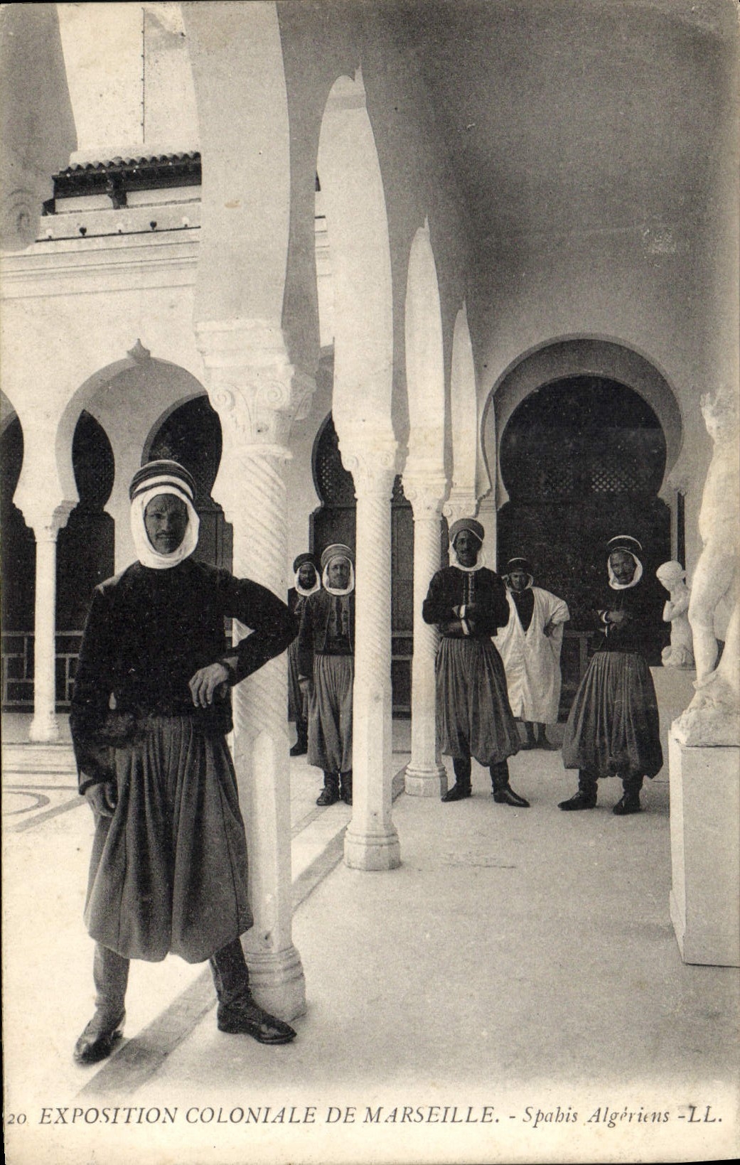 CPA Exposition Coloniale de Marseille Spahis Algeriens 