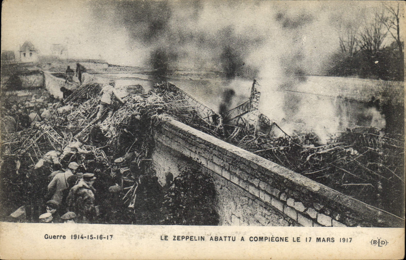 CPA Guerre 1914 15 16 17 Le Zeppelin abattu a Compiegne le 17 Mars 1917