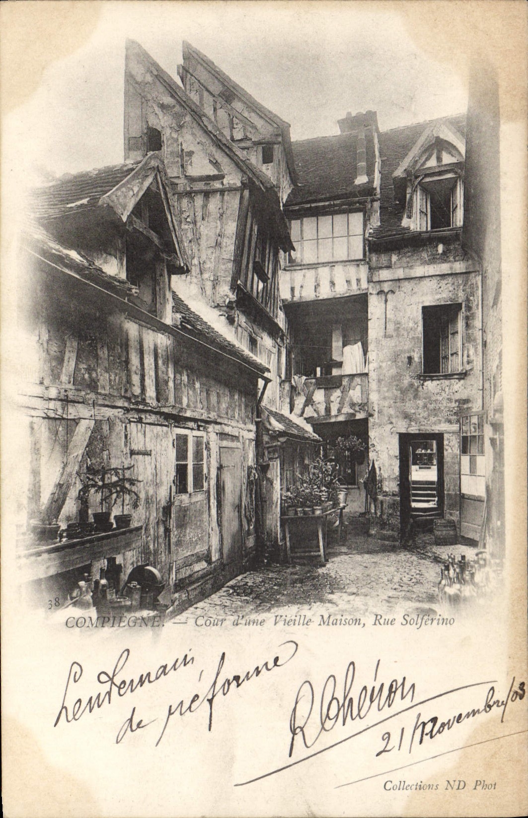 CPA Compiegne Cour d'une Vieille Maison Rue Solferino