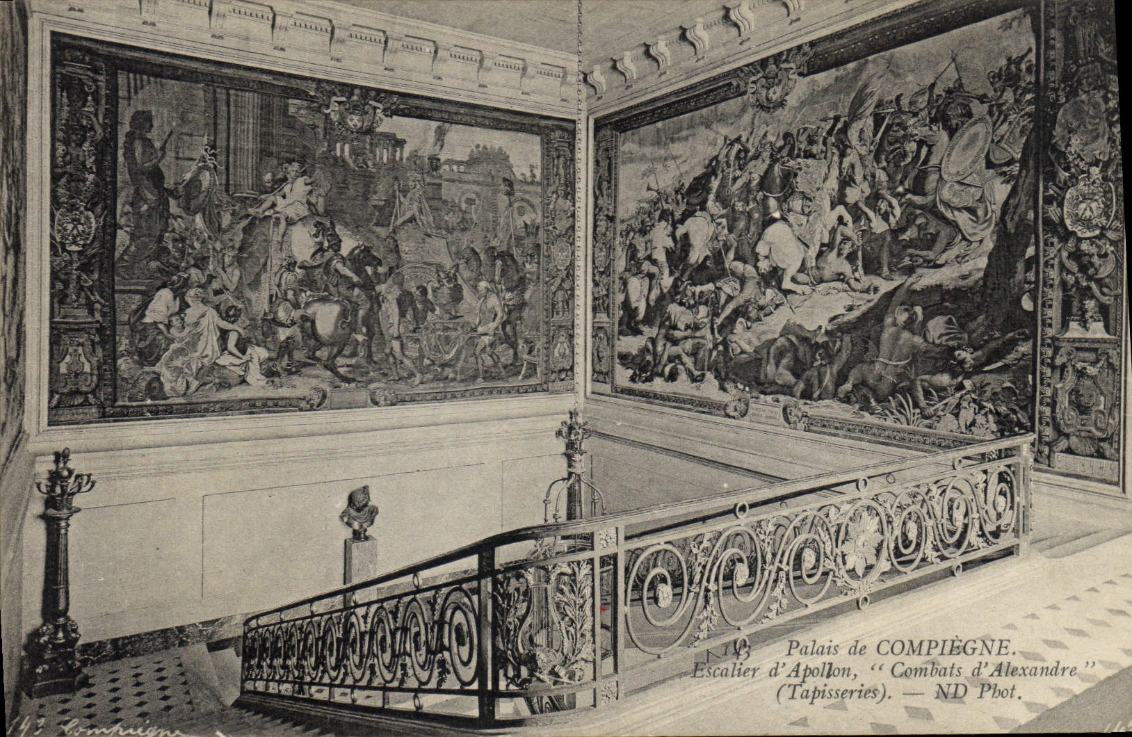 CPA Palais de Compiegne Escalier d'Apollon Combats d'Alexandre Tapisseries 