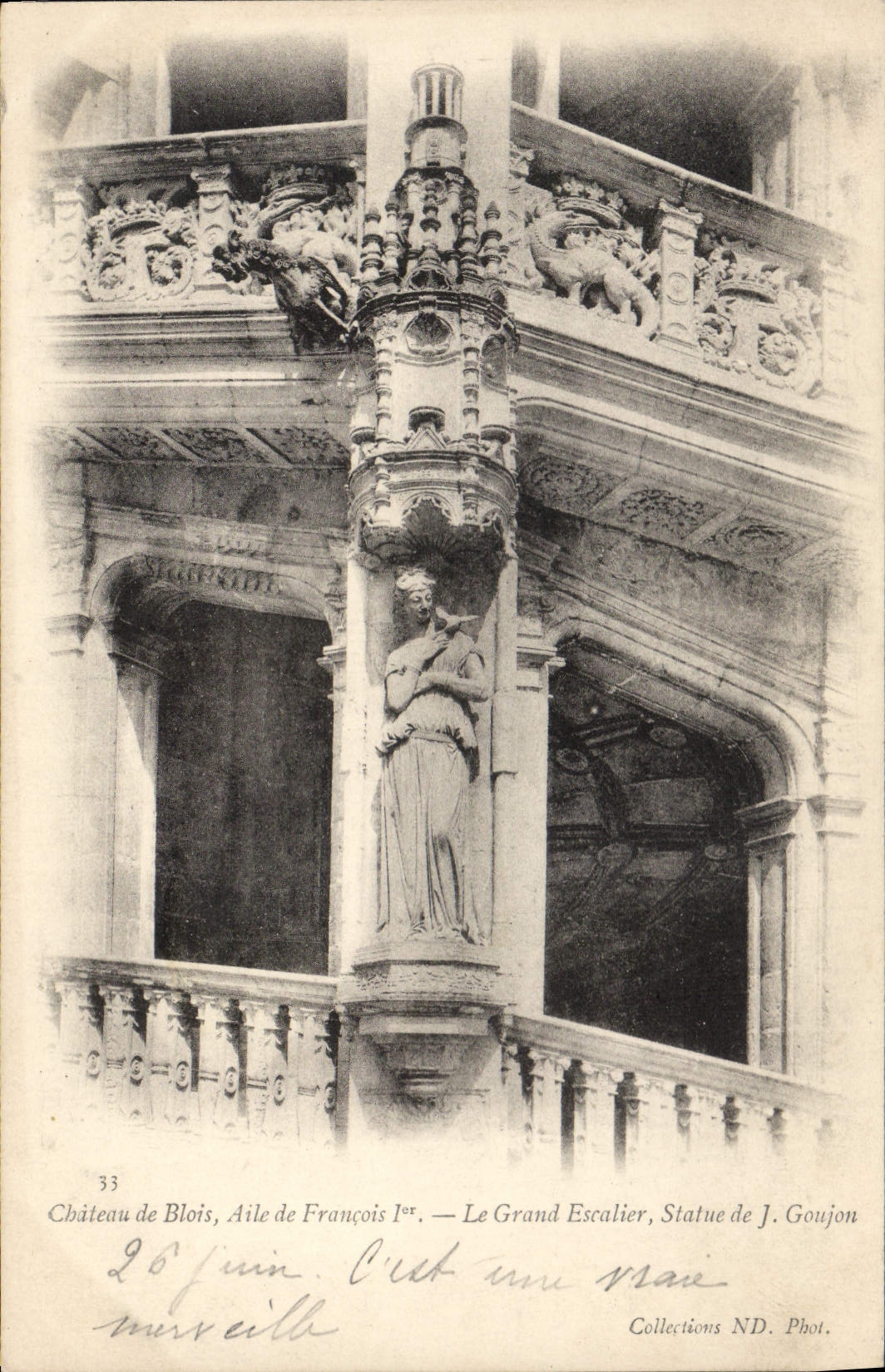 CPA Chateau de Blois Aile de Francois Ier la grand escalier Statue de J Goujon 