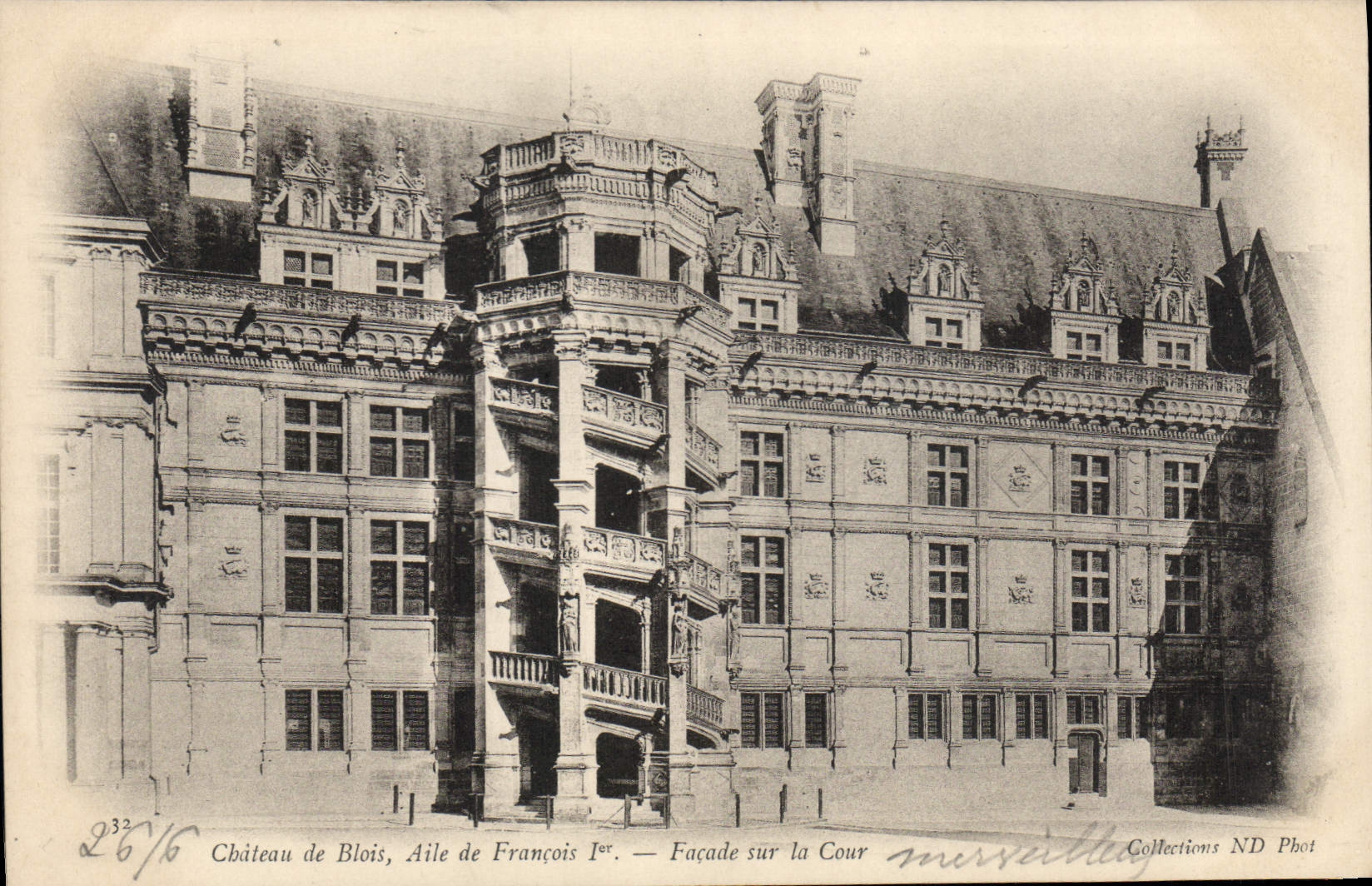 CPA Chateau de Blois Aile de Louis Ier Facade sur la Cour 