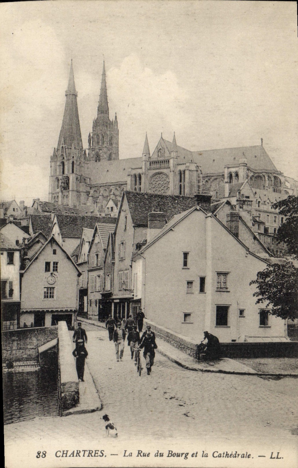 CPA Chartres La Rue du Bourg et la Cathedrale 