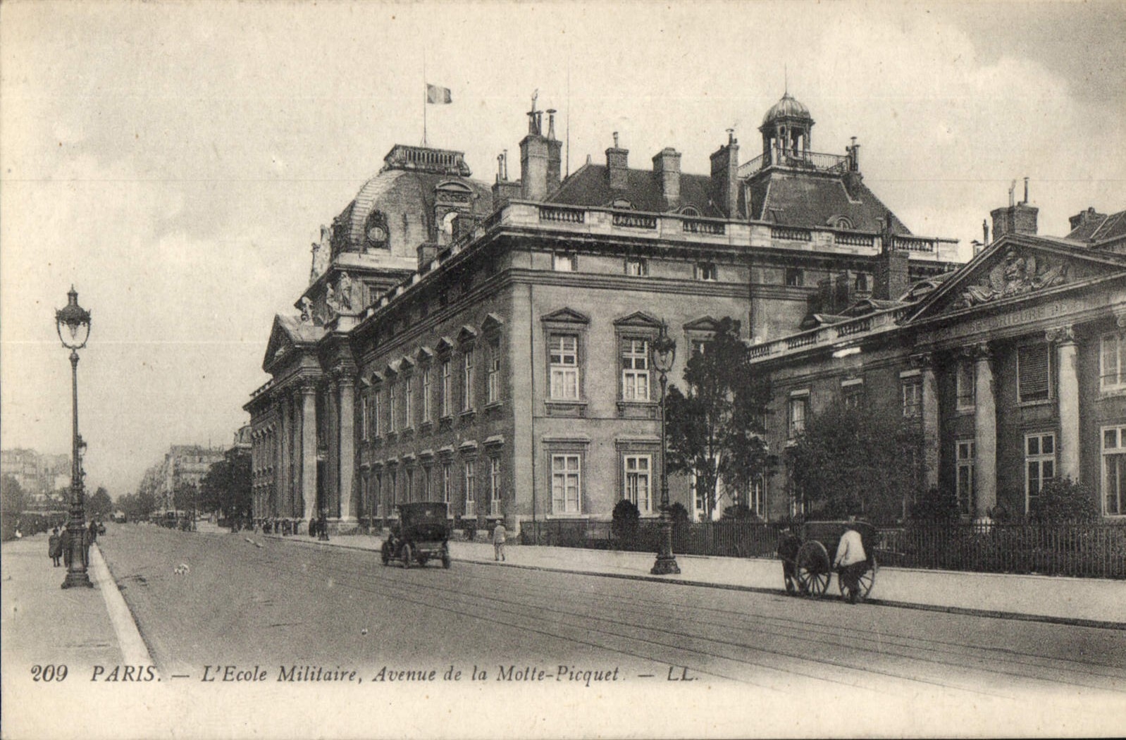 CPA Paris L'Ecole Militaire Avenue de la Motte Picquet