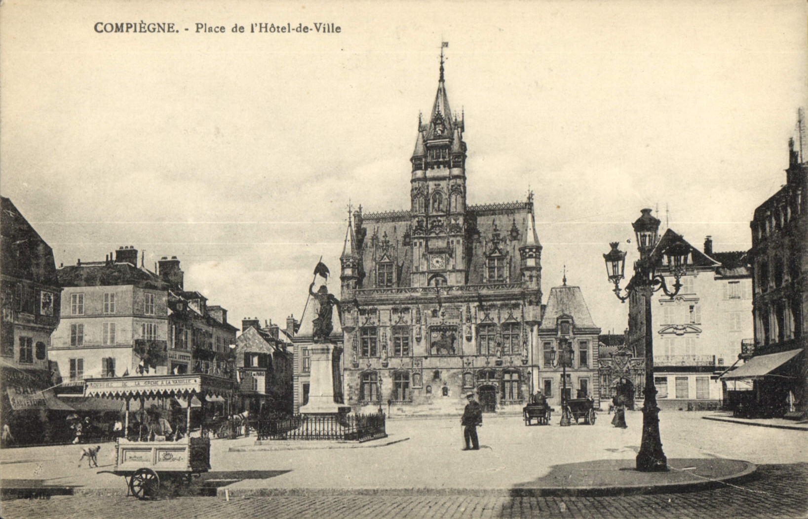 CPA Compiegne Place de l'Hotel de Ville Glaces