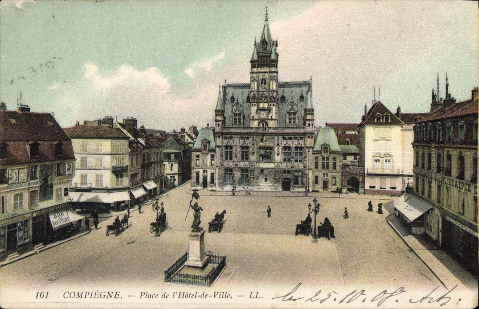 CPA Compiegne Place de l'Hotel de Ville 