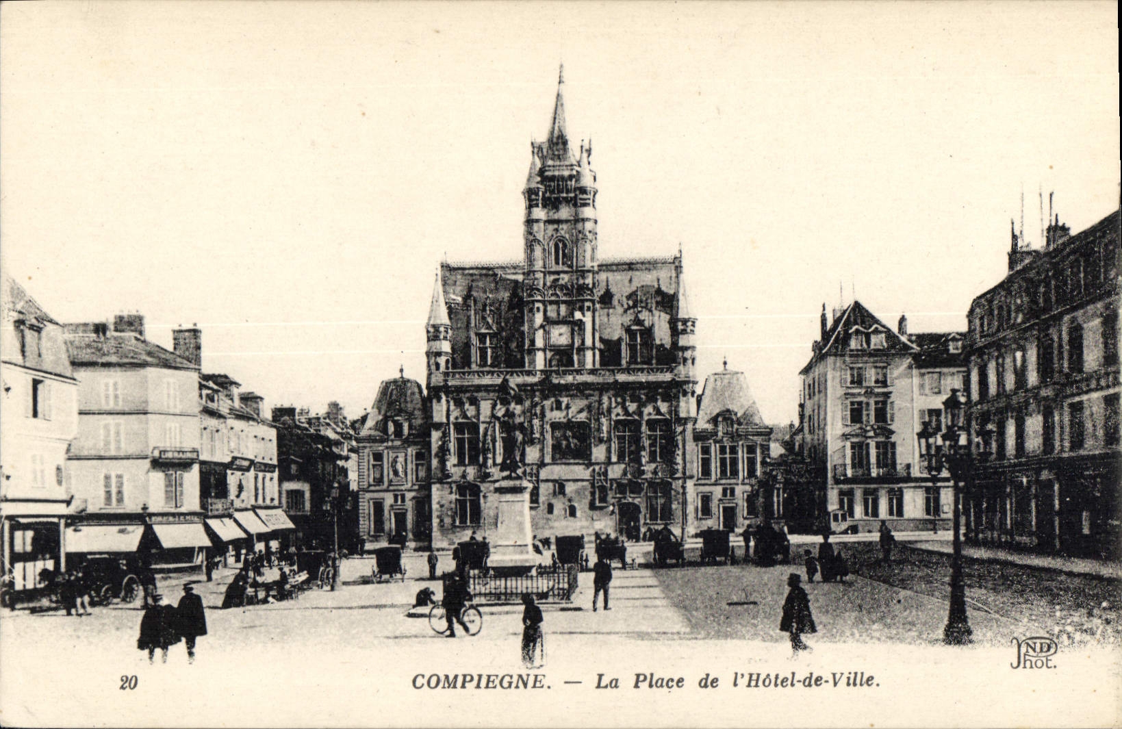 CPA Compiegne La Place de l'Hotel de Ville 