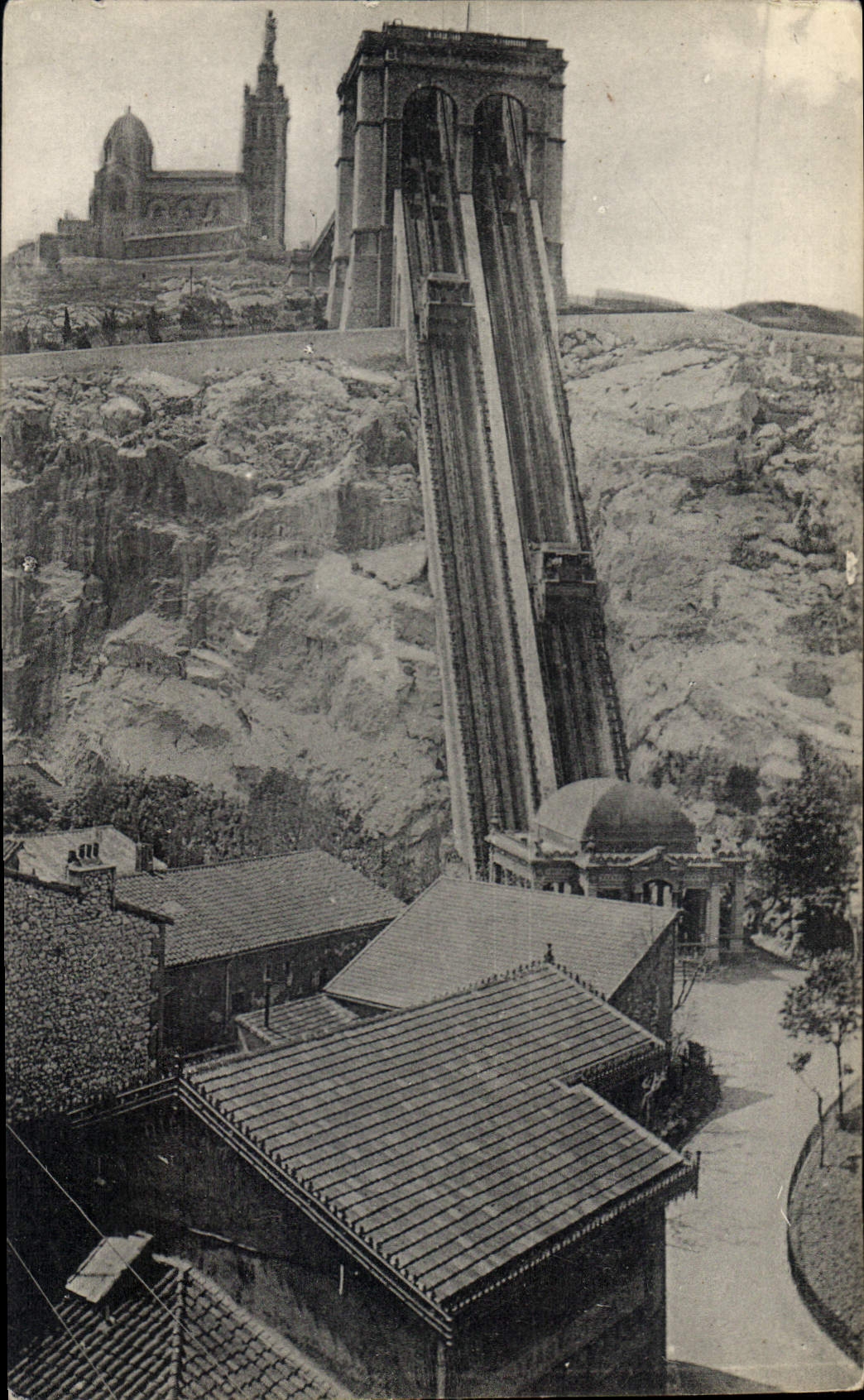 CPA Marseille Les Anscenseurs de Notre Dame de la Garde 