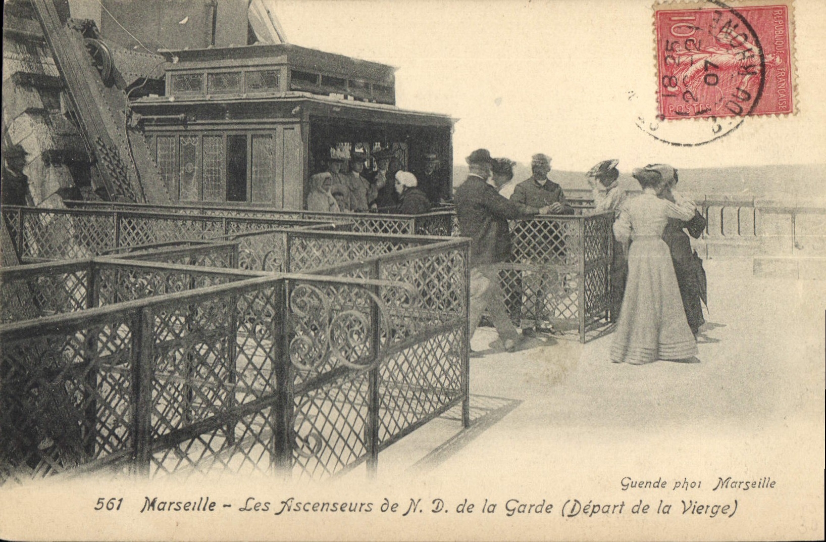 CPA Marseille Les Anscenseurs de N D de la Garde depart de la vierge 