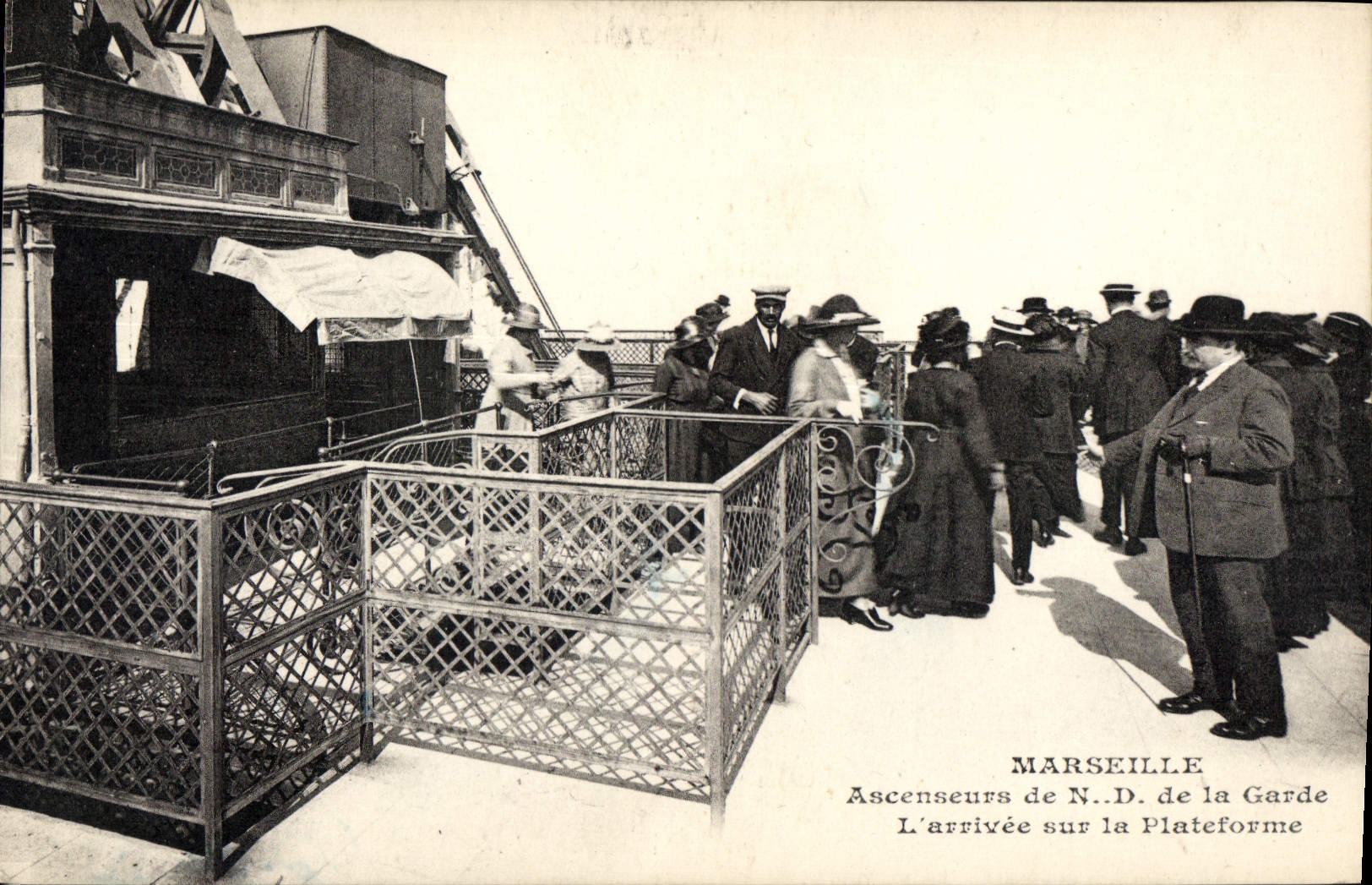 CPA Marseille Anscenseur de N D de la Garde L'arrivee sur la Plateforme 