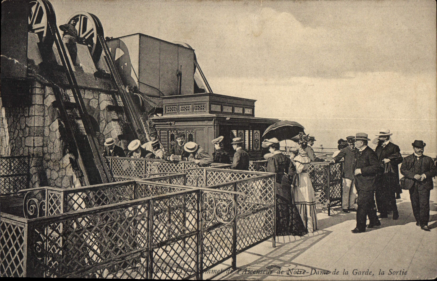 CPA Marseille Sommet de l'Anscenseur de Notre Dame de la Garde la Sortie 