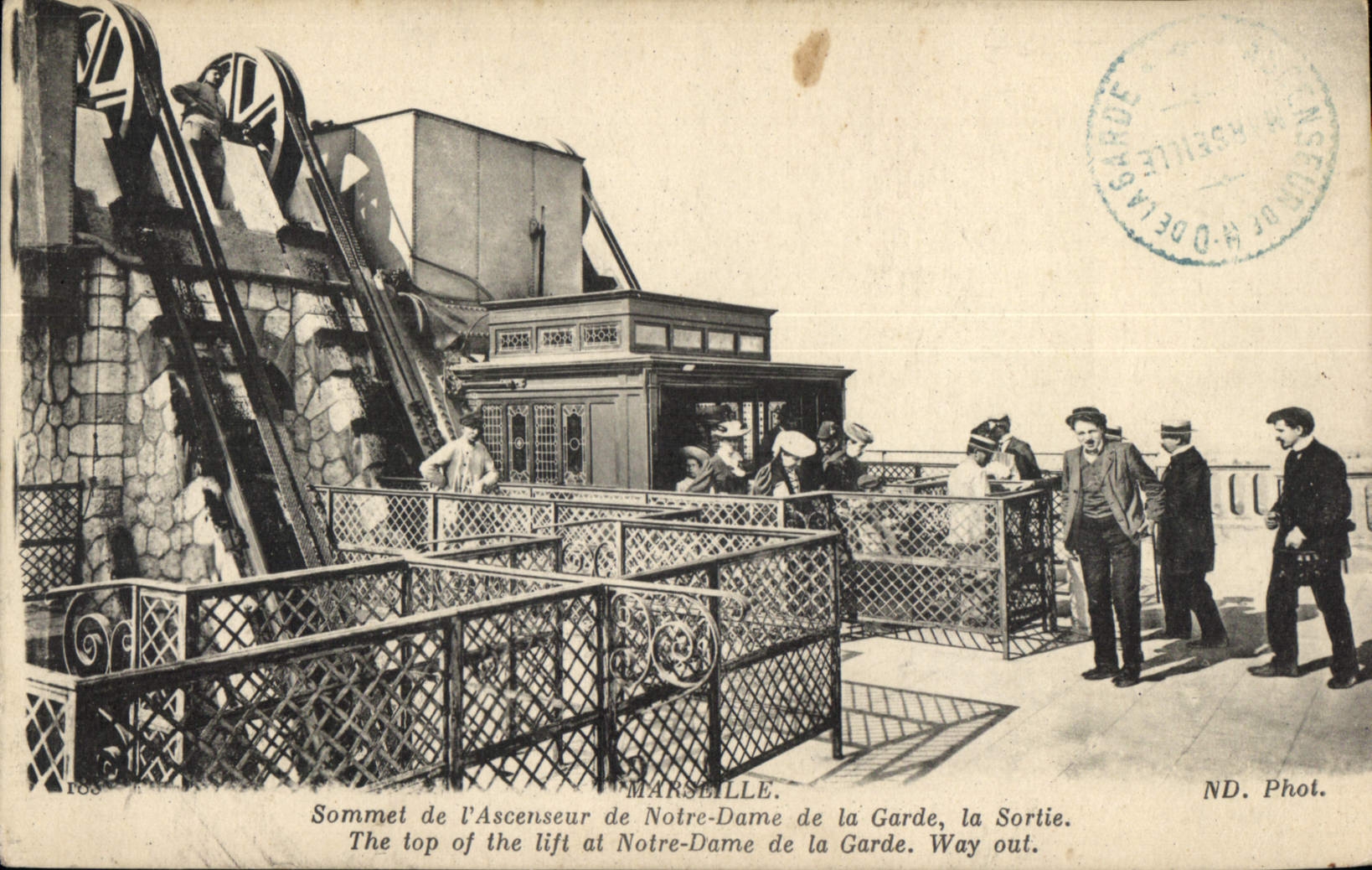 CPA Sommet de l'Anscenseur de Notre Dame de la Garde la Sortie 