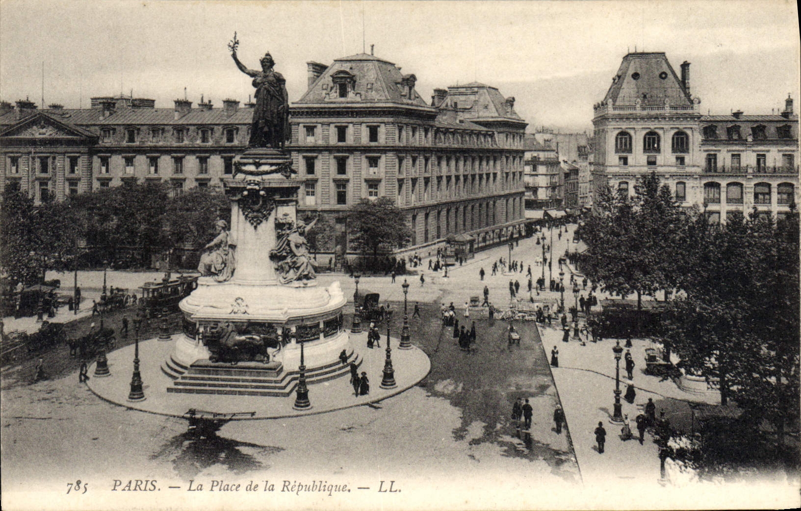 CPA Paris La Place de la Republique 