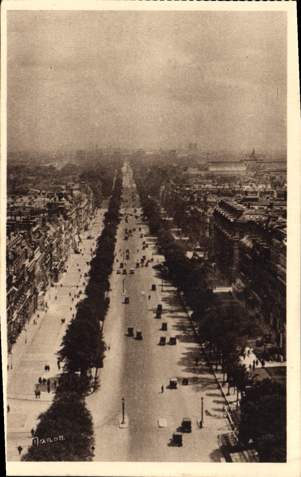 CPA Paris l'Avenue des Champs Elysers vue de l'Arc de Triomphe
